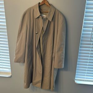 Vintage London fog Men’s trench coat size 46 reg. w/ 3M Thinsulate Lining